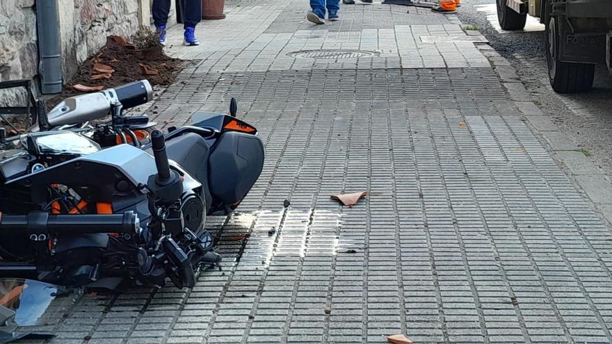 Herido un motorista en Sobrescobio tras colisionar contra una farola