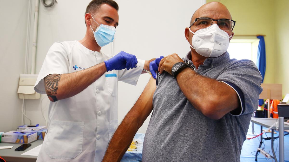 Un hombre recibe la vacuna contra el COVID.