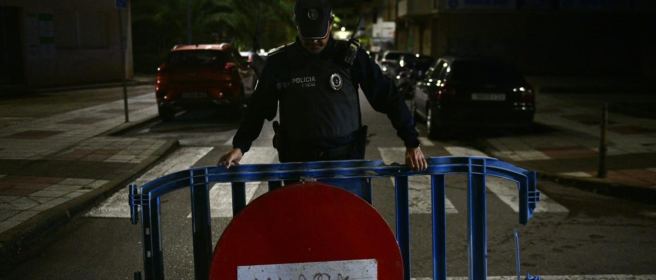 Un policía local, a última hora de la noche de este jueves en el control de La Madrila.