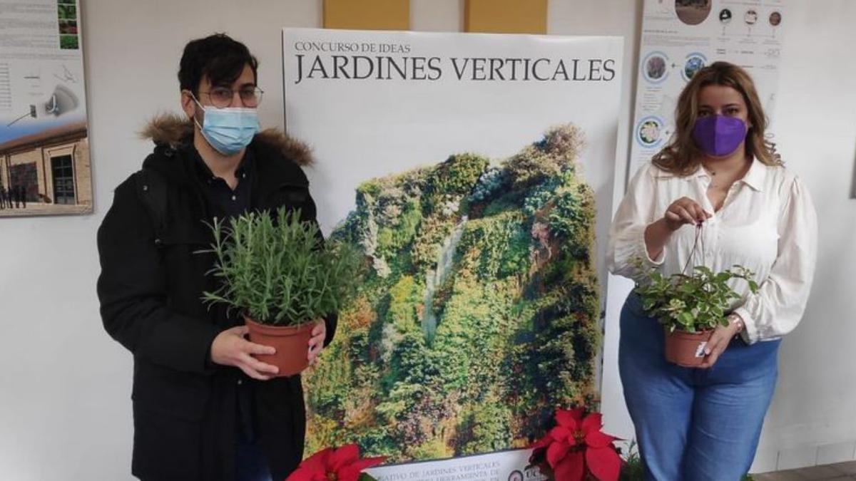 Antonio Martínez, representante de la propuesta ganadora, junto a Pilar Bueno, integrante del proyecto que ha obtenido el segundo puesto.