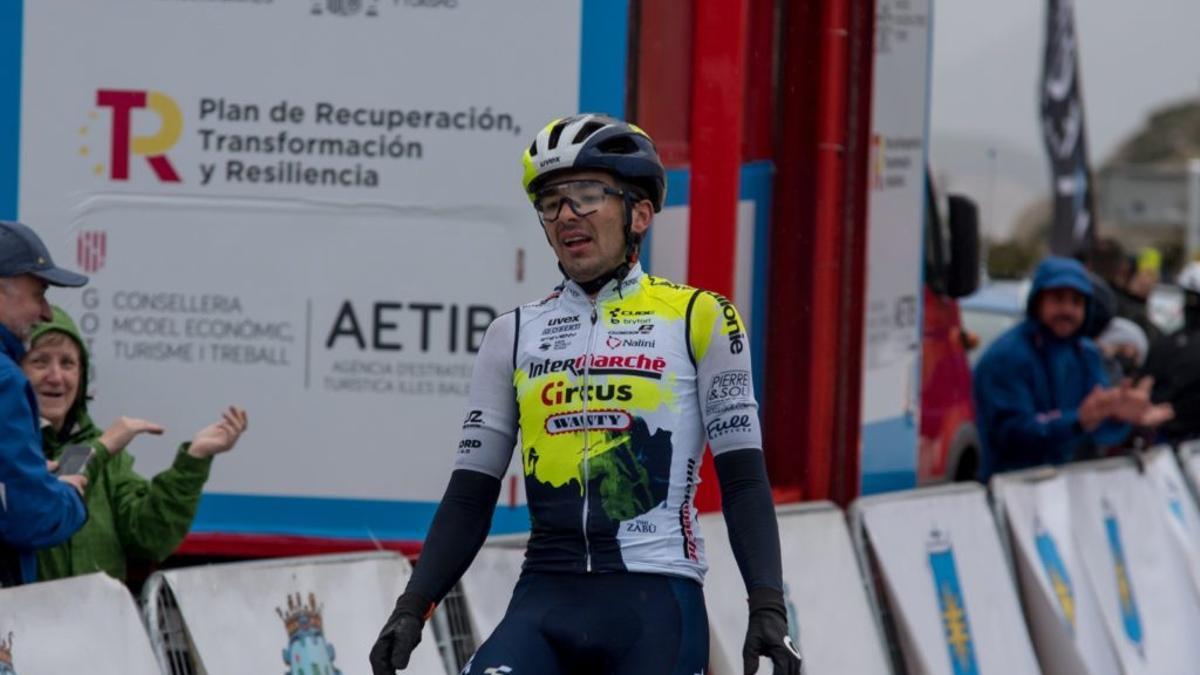 El belga Goosens entra en meta en la etapa de este viernes, con final en el Mirador des Colomer.