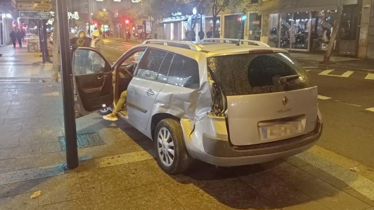 Estado en el que ha quedado el turismo tras la colisión con el tranvía, este sábado en Zaragoza, a la altura de Bretón