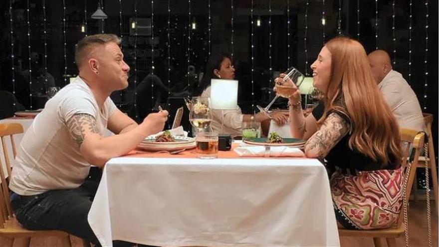 La asturiana que fue a buscar un Maluma a &quot;First Dates&quot; y se encontró con un ovetense que dejó la cita para llamar a sus colegas