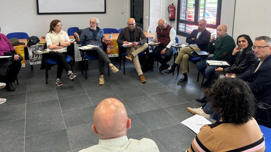 La reunión con la Federación de Asociaciones de Vecinos de la Zona Urbana, a la que acudieron Jesús Martínez Salvador, concejal de Urbanismo; Gilberto Villoria, edil de Infraestructuras Urbanas y Rurales; Rodrigo Pintueles, concejal de Medio Ambiente y Sostenibilidad; Guzmán Pendás, edil de Participación y Atención a la Ciudadanía, y Oliver Suárez, presidente de Divertia.