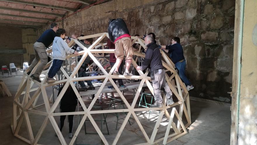 Setze alumnes construeixen una cúpula geodèsica que s&#039;utilitzarà a Firhàbitat