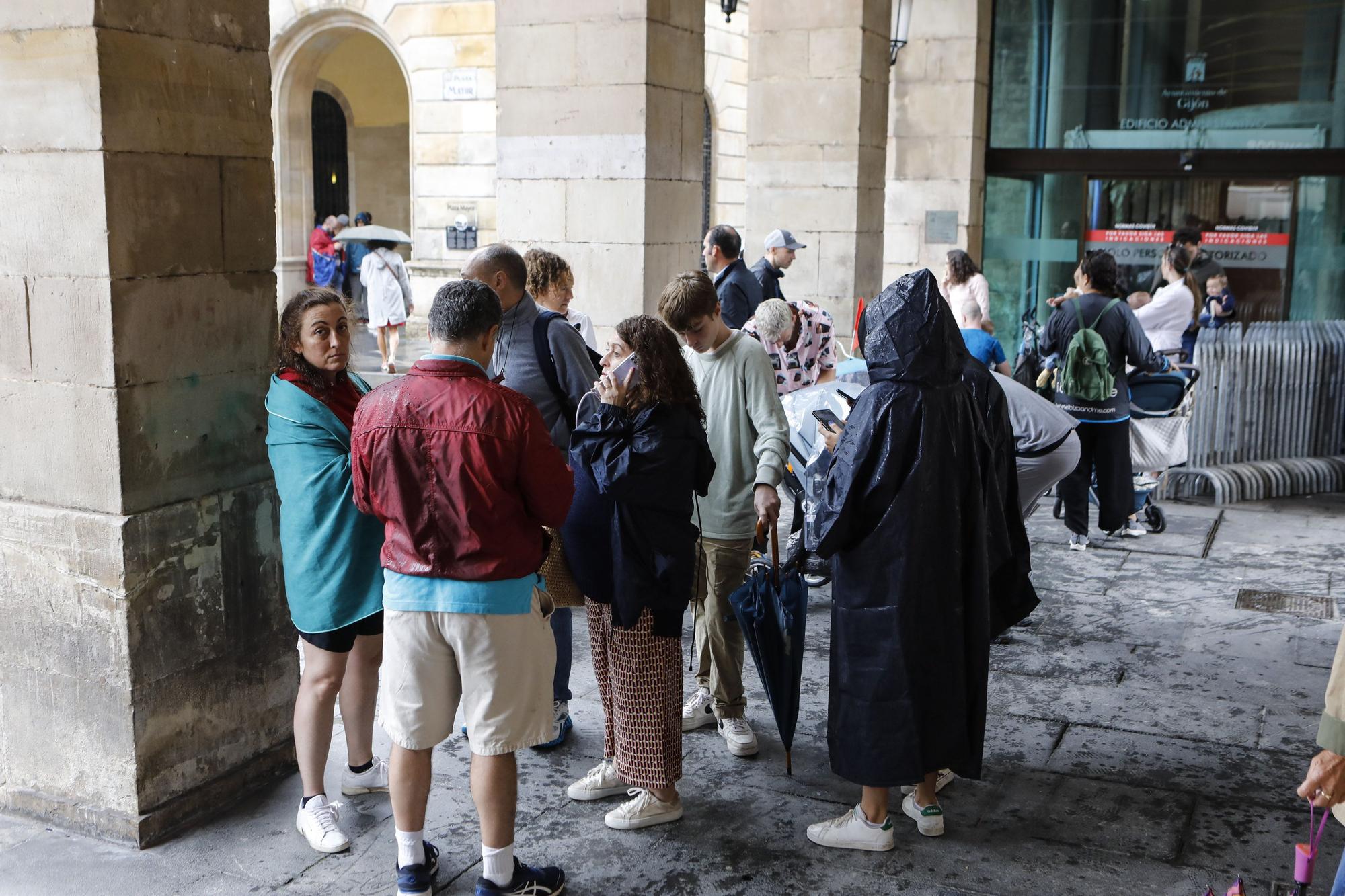 En imágenes: Los turistas, preparados para las lluvias asturianas