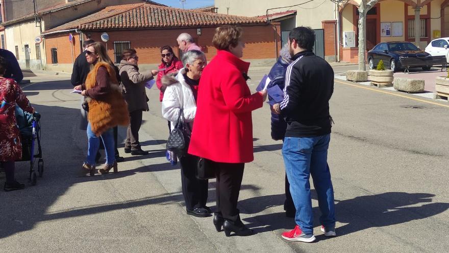 Primera carpa informativa de Zamora Sí en Moraleja del Vino