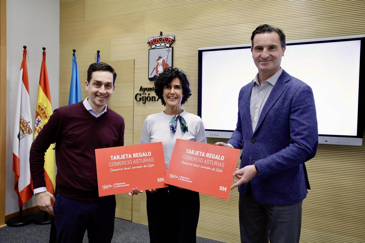Sara Menéndez entre Fernando Clavijo y el edil Jorge González-Palacios.