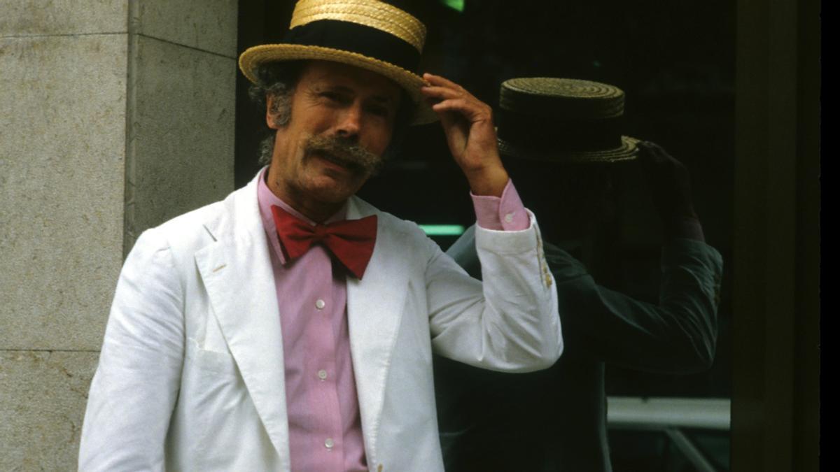 Ramon Cabau, con traje blanco, canotier y pajarita.