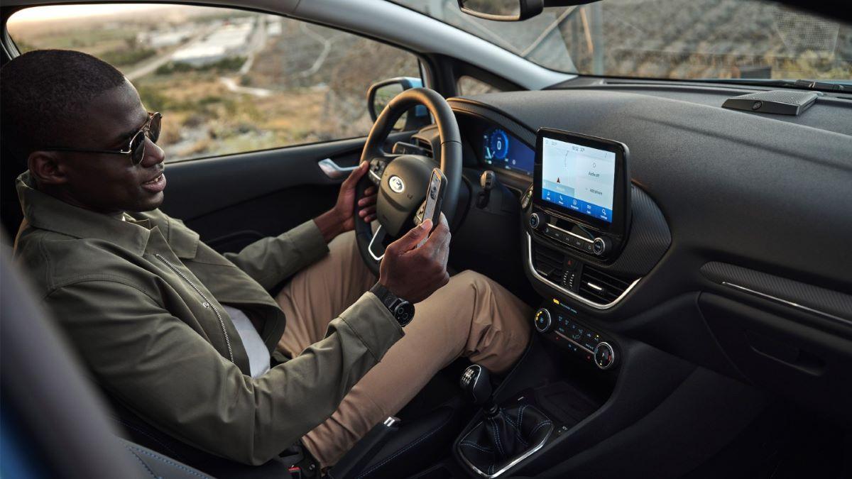 Última tecnología en el interior del Ford Fiesta, dos pantallas y barra de sonido B&amp;O