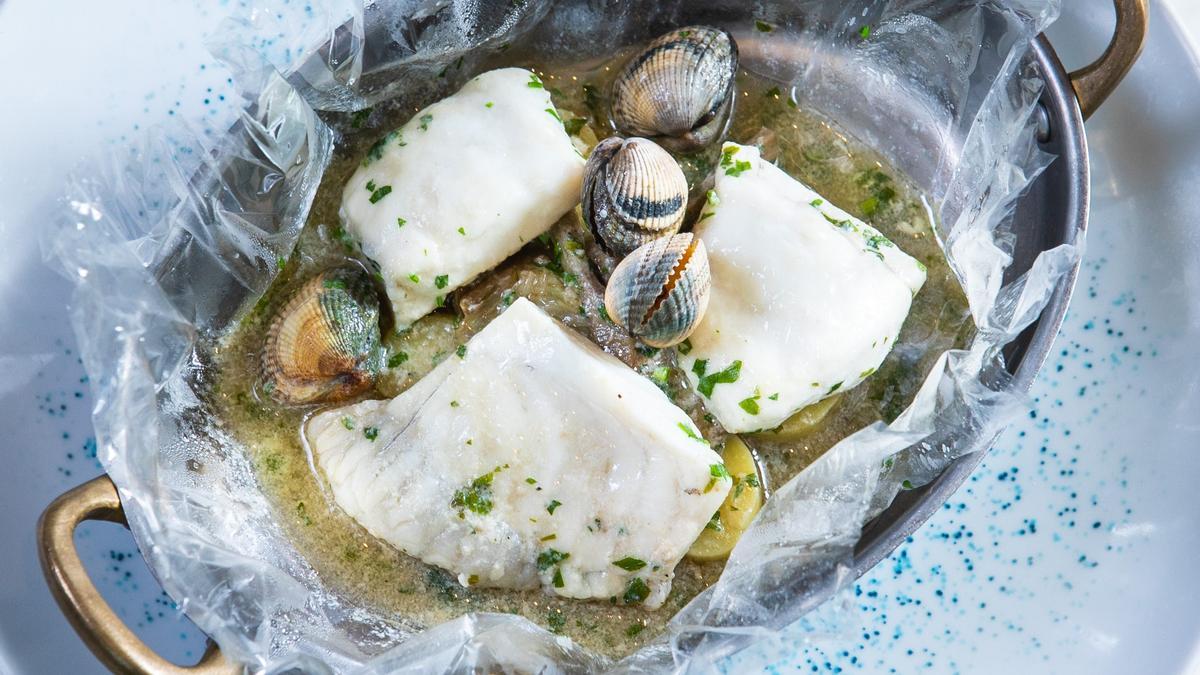 Merluza de pincho en salsa verde de algas del menú de Sant Jordi de Tendiez.