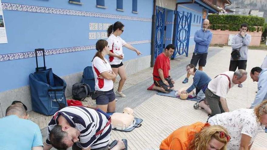 Un grupo de alumnos de La Unión, en el taller de prevención de ahogamientos desarrollado ayer en Salinas.