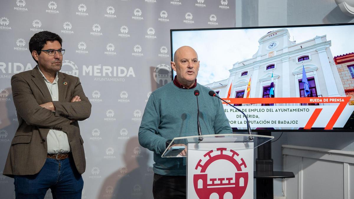 Ramón Díaz y Julio César Fuster, este viernes, en rueda de prensa en Mérida.