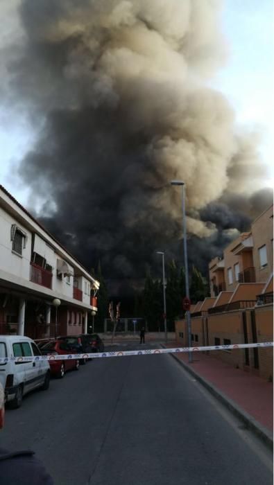 Incendio de la antigua fábrica de zumos Rostoy en Murcia