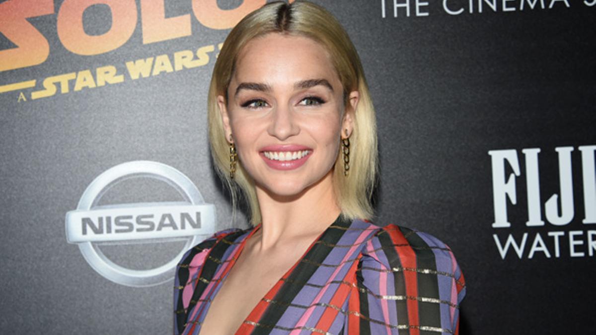 Emilia Clarke con unos pendientes dorados en el estreno de 'Solo: A Stars Wars Story'