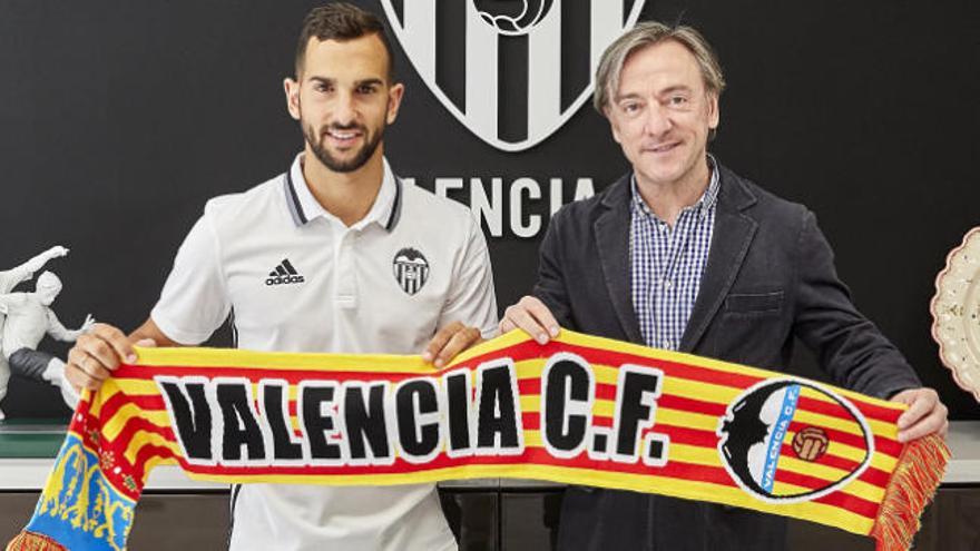 Martín Montoya firma con el Valencia CF