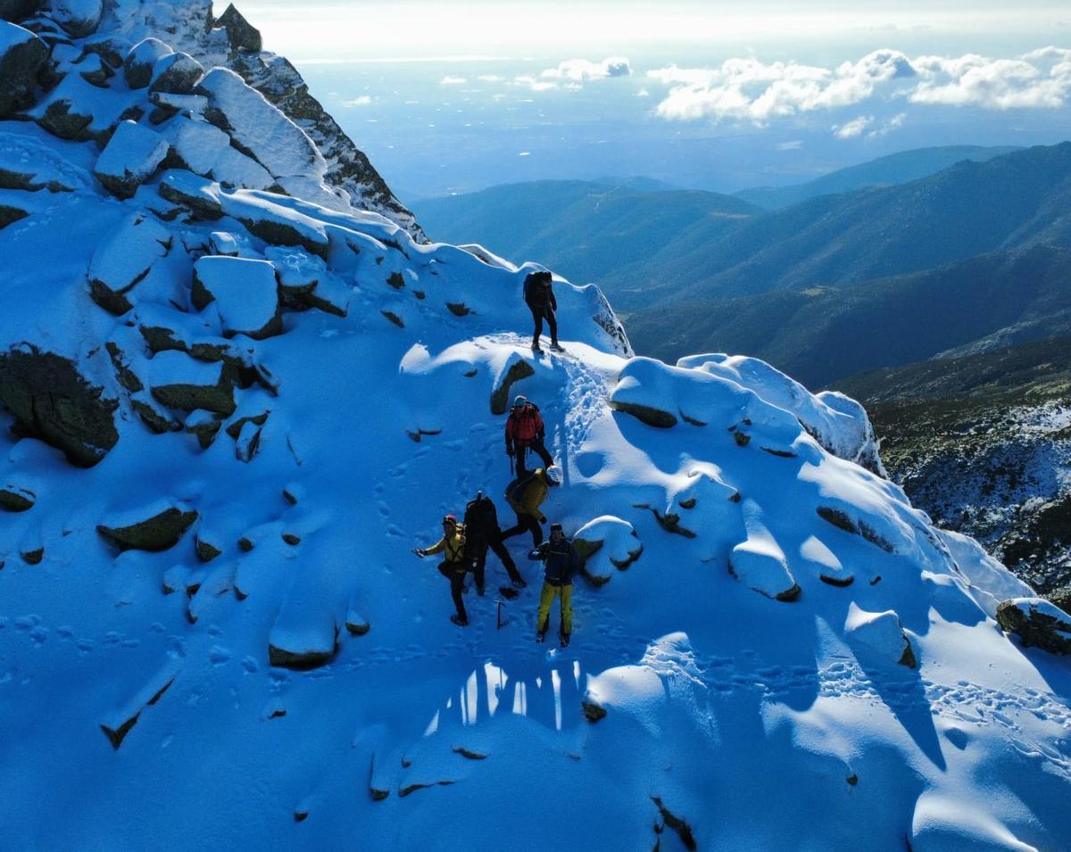 El grupo de montaña ‘toca’ el cielo con Robe en la puesta de su belén