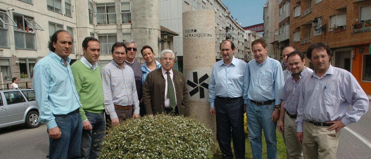 Inauguración en 2005
del primer miliario del Camiño da
 Franqueira en Redondela.  // R. Grobas