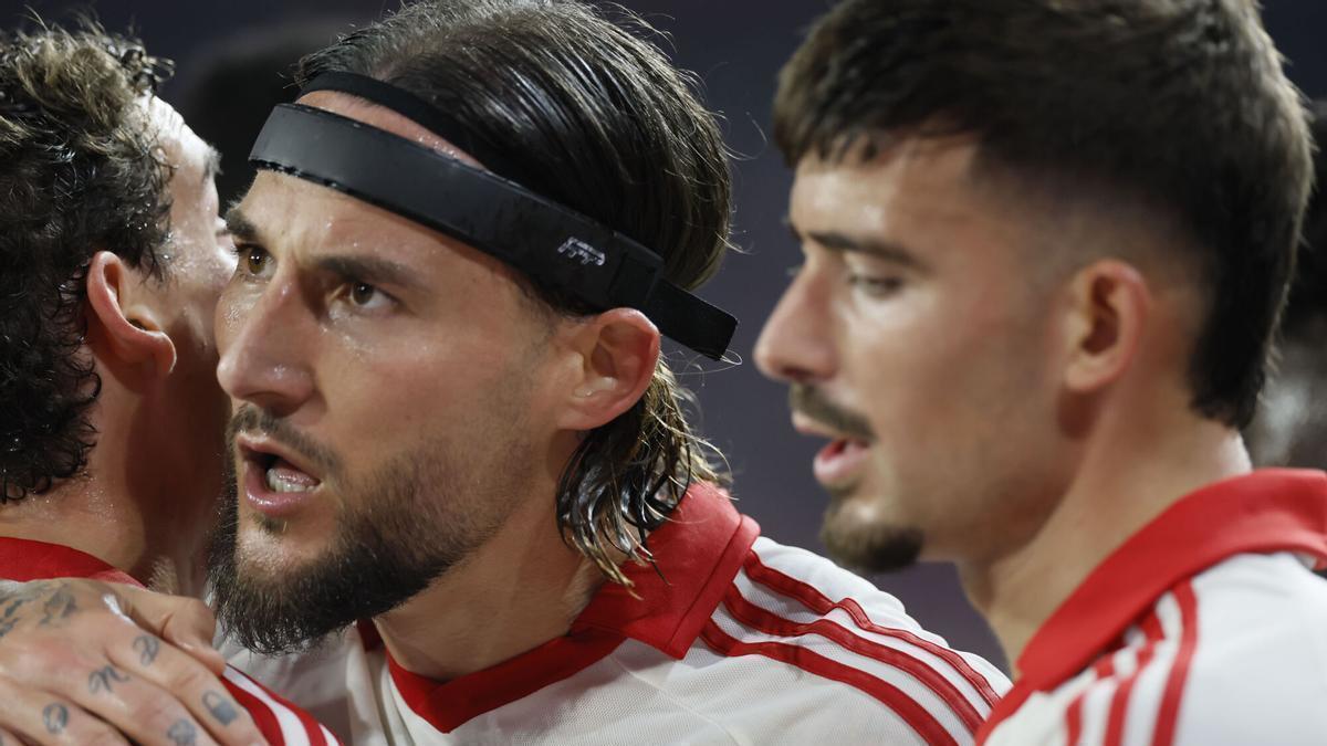 El coraje y el balón parado rescatan al Sevilla en el estreno de García Plaza en el Sánchez-Pizjuán (2-1)