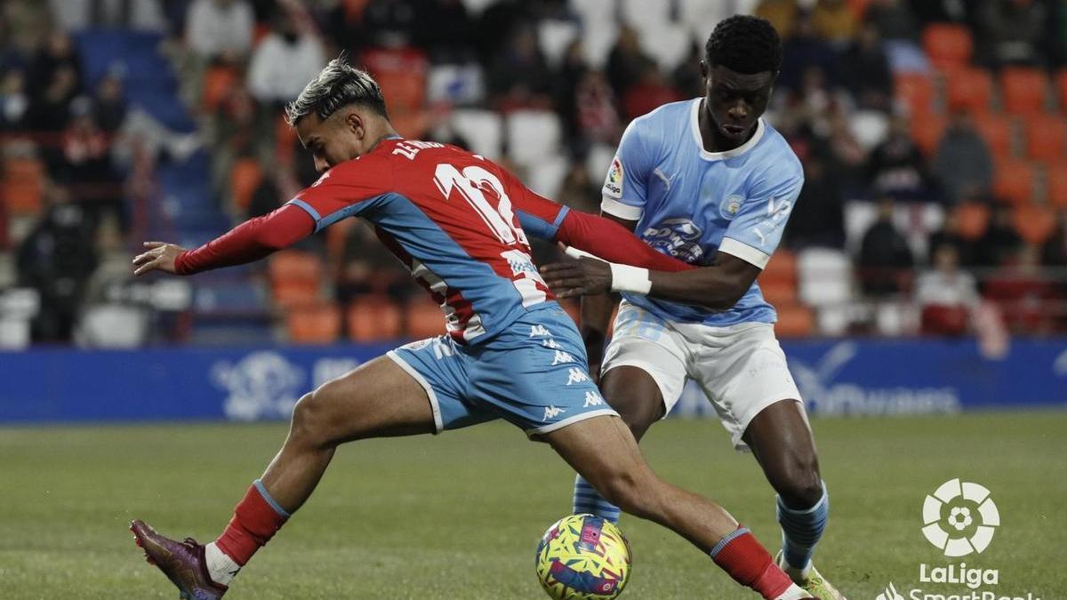 Suleiman, jugador de la UD Ibiza, forcejea por el balón con Zé Ricardo en el partido contra el CD Lugo.