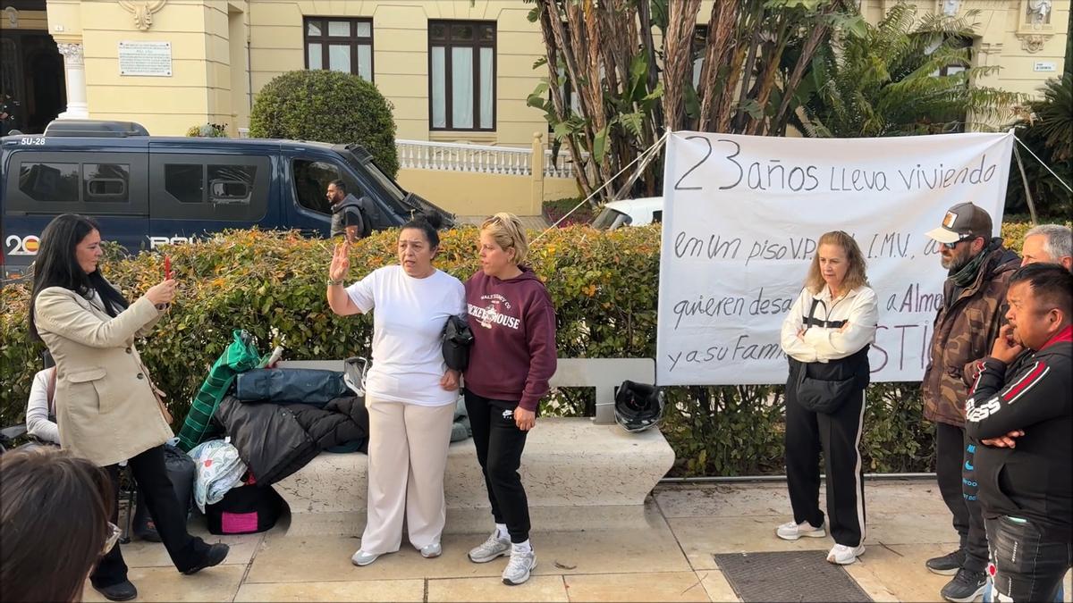 Almudena García, frente al Ayuntamiento de Málaga, para evitar ser desahuciada por el IMV