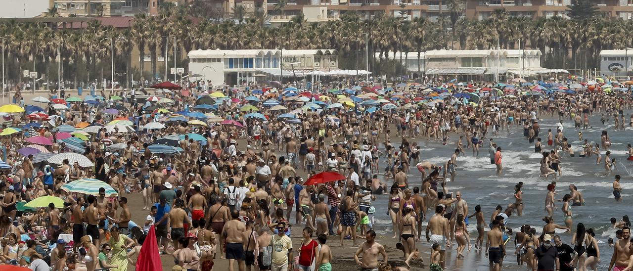Miles de personas en las playas de Valencia