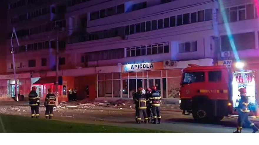 Dos heridos al impactar un dron ruso en un edificio residencial en Rumanía