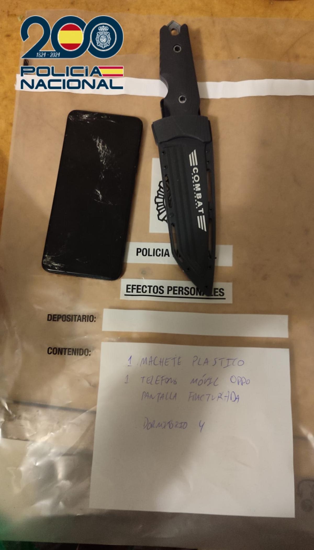 Arma blanca y móvil intervenidos.