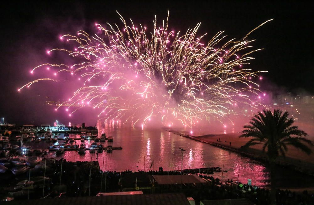 El desfile y el castillo de fuegos ponen fin a las fiestas patronales.