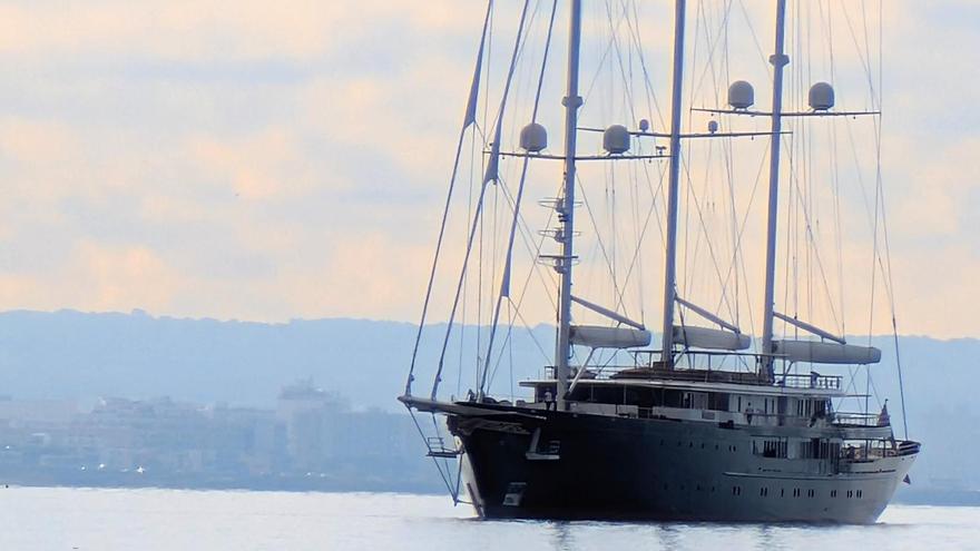 La goleta Koru de Jeff Bezos entrando en el Puerto de Palma este viernes