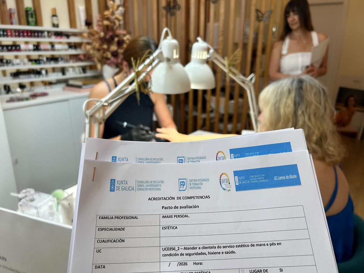 El documento de acreditación de competencias del ARA durante el examen de Paula Rodrigues.