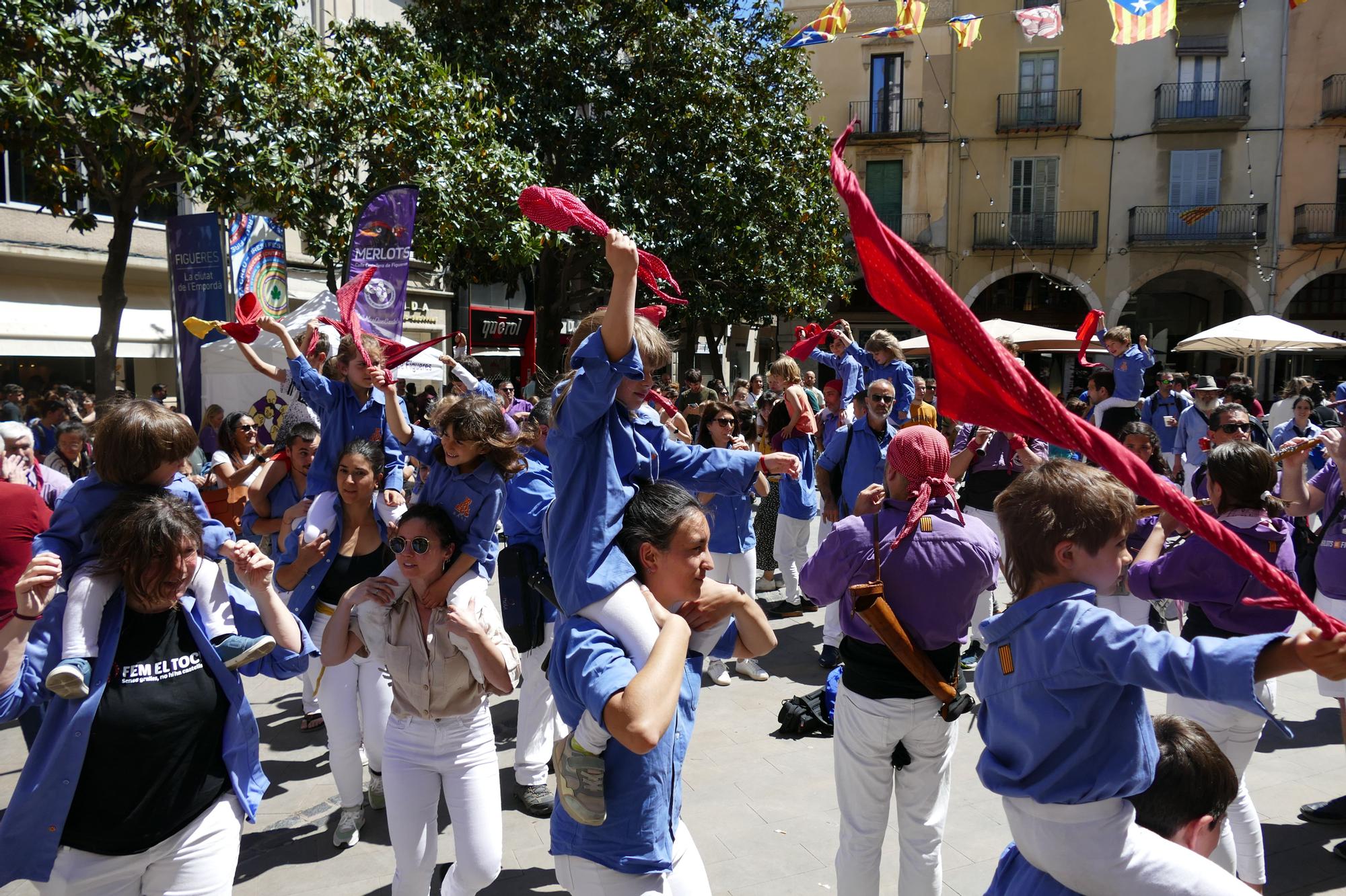 La plaça es tenyeix de colors amb la Diada Castellera de Santa Creu