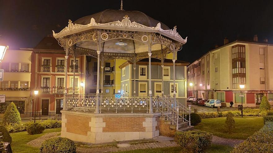 Vista nocturna del kiosco de la música de Noreña.