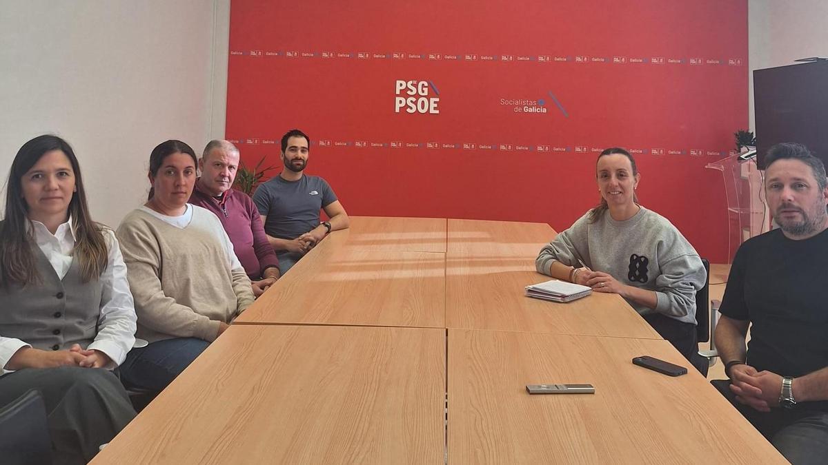 Miembros de las ANPA, juto a representantes políticos en la reunión.