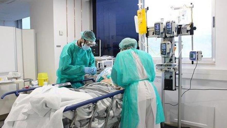 Dos metges tenint cura d&#039;un pacient amb coronavirus a l&#039;hospital Trueta
