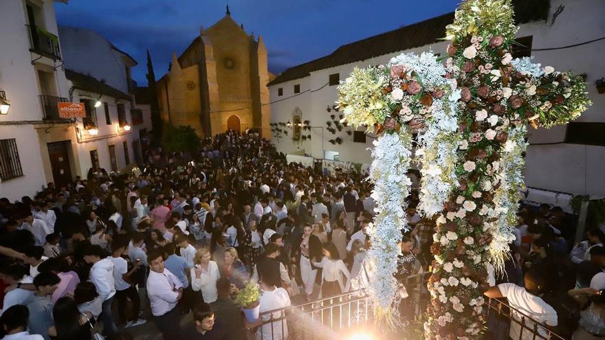 La noche toma el protagonismo en el inicio de las Cruces de Mayo