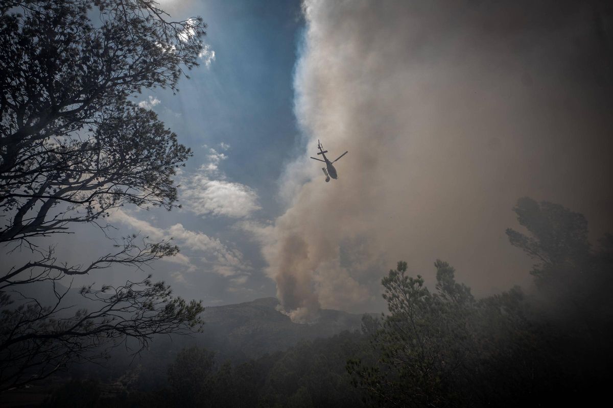 Dentro del incendio en Baix Ebre: los bomberos trabajan a contra reloj en el incendio forestal en Paüls