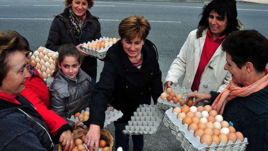 Un grupo de ocho mujeres recorrió ayer Lois y Paradela para recoger los huevos. // Iñaki Abella