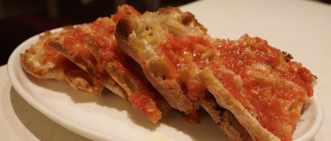 Lecker: Pan Cristal con tomate.