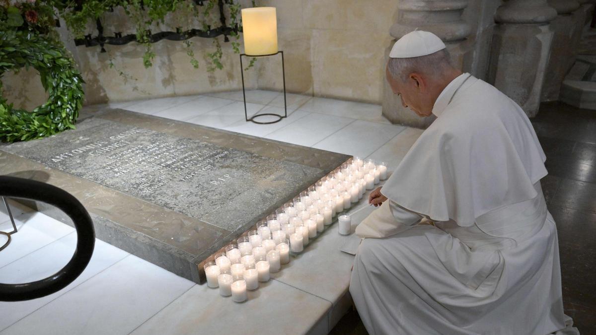 El Papa Lleó XIV visita la tomba d’Antoni Gaudí a la Sagrada Família.