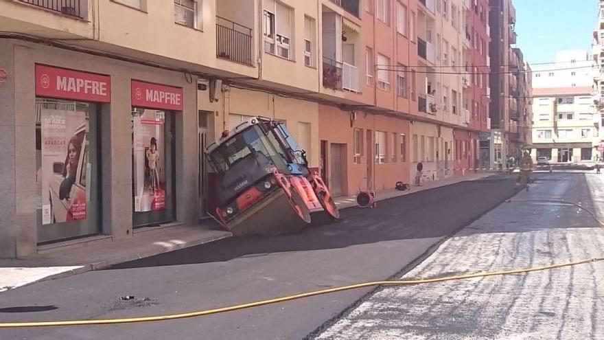 La máquina de asfaltar hunde una calle de Dénia