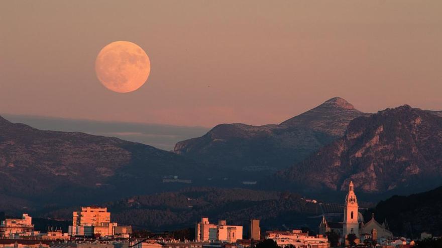 Superluna sobre Xàtiva al atardecer de este domingo