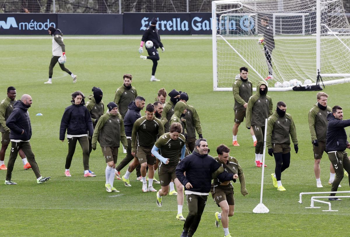 Los jugadores del Celta, al inicio del entrenamiento celebrado en la mañana de ayer en las instalaciones de la ciudad deportiva en Mos