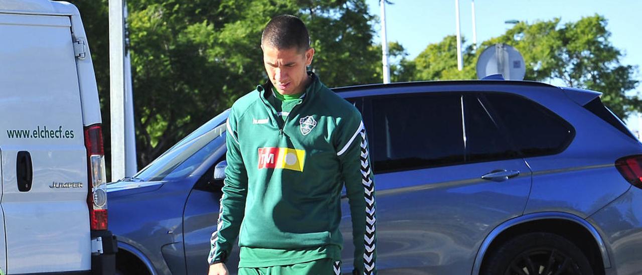 Danilo Ortiz, ayer, llegando al polideportivo de Altabix para entrenar.