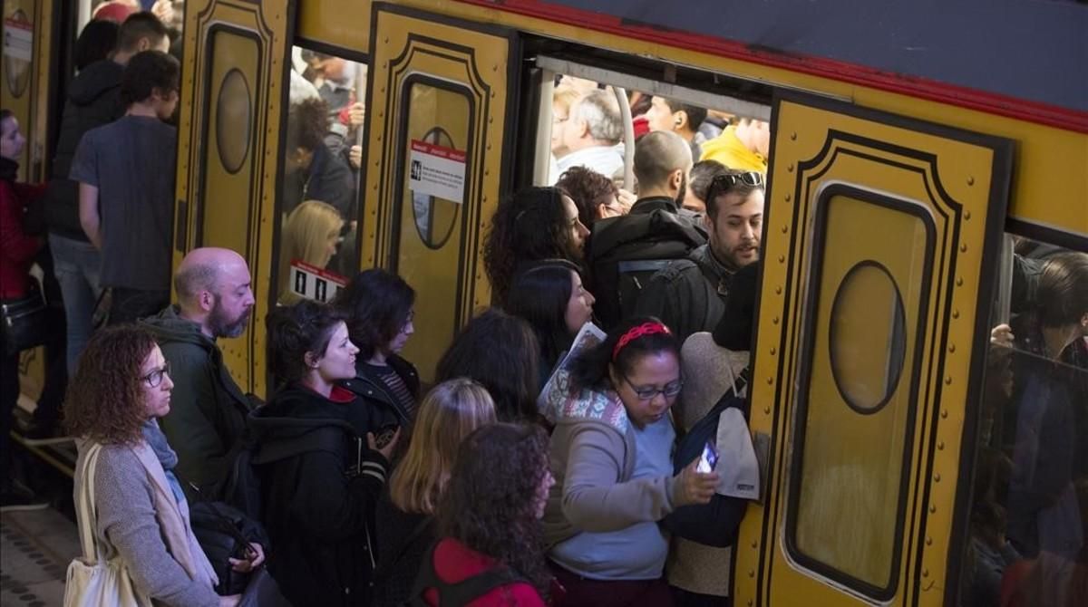 Aglomeraciones en la estación de Espanya, L1.