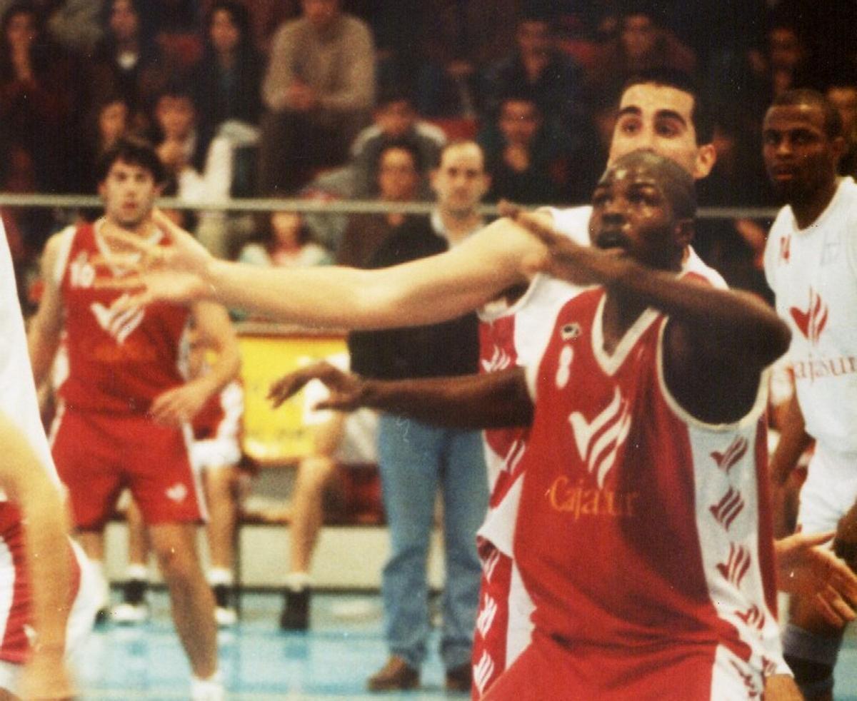 Chuckie Robinson pide el balón en un derbi ante el Pozoblanco de la campaña 95-96.