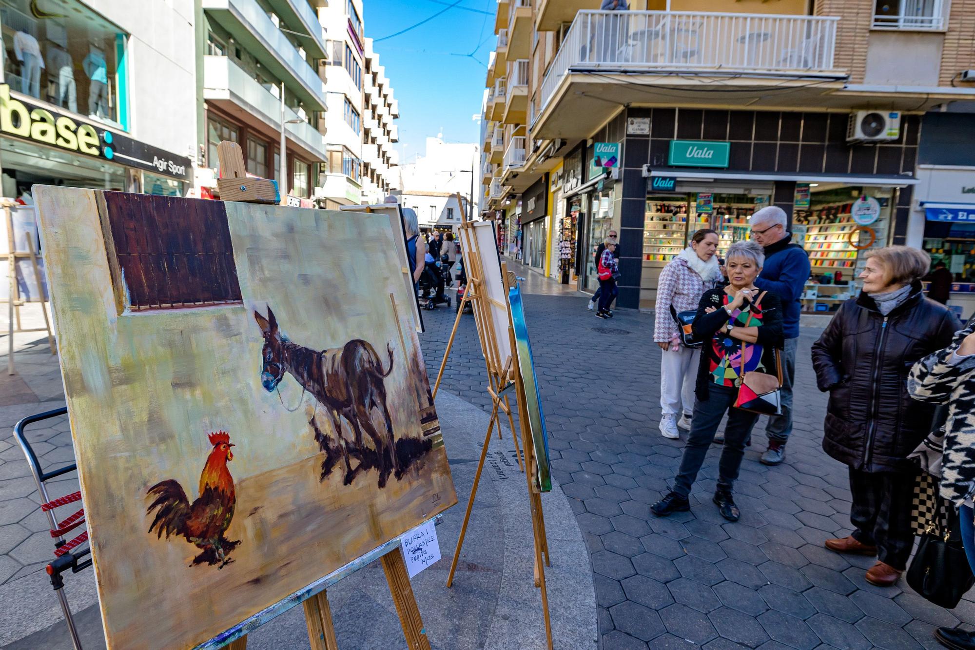 Pancartas en la calle y arte hecho por mujeres para conmemorar el 8M en Benidorm