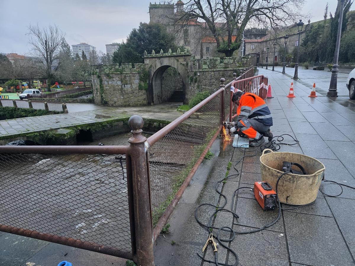 Un operario reparando la barandilla, este miércoles.