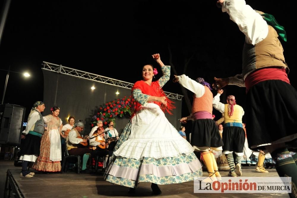 Festival de folclore en el Puente de Hierro