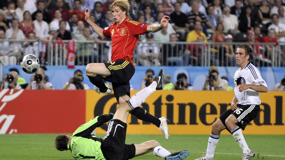 El gol de Fernando Torres que derrotó a Alemania en la final, ante Lahm y Lehmann.